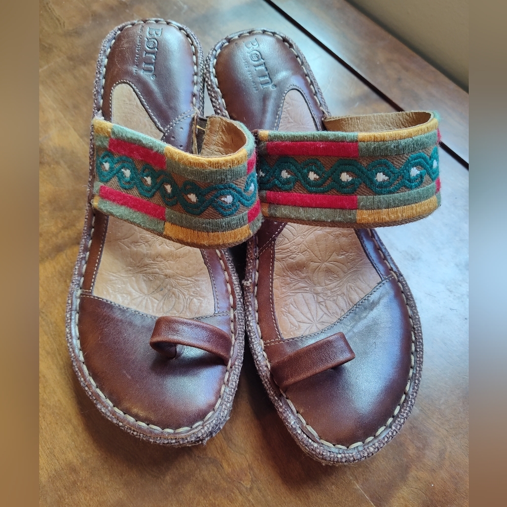 Born toe ring embroidered leather sandals